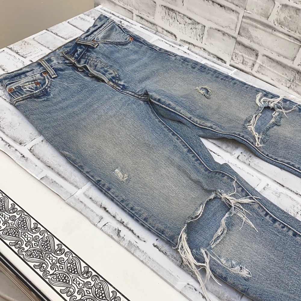Levi High Waisted wedgie fit distressed jeans 25